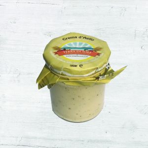 Knoflook Pesto aioli noemen we ook wel crema di aglio. het zit in een transparante glazen pot die wit kleurt door de inhoud.